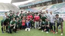 Pemain Timnas Indonesia foto bersama anak-anak pasien kanker usai latihan di Stadion Wibawa Mukti, Jawa Barat, Senin (5/11). Pemusatan latihan Timnas ini merupakan persiapan jelang Piala AFF 2018. (Bola.com/M Iqbal Ichsan)