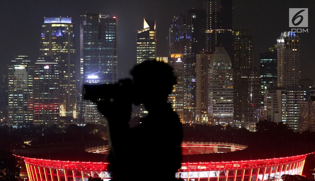 Pemandangan saat pecinta fotografi mengabadikan fenomena gerhana "Super Blue Blood Moon" dengan latar belakang gedung bertingkat dari atas Gedung MPR/DPR Senayan, Jakarta, Rabu Malam (31/1). (Liputan6.com/Johan Tallo)