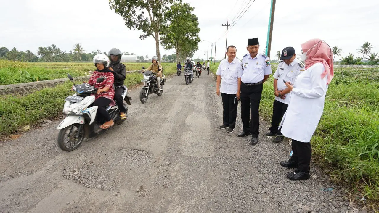 Bupati Banyuwangi Ipuk Fiestiandani meninjau  jalan rusak yang menjadi prioritas perbaikan tahun 2023 (Istimewa)