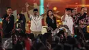 Para paslon menyapa pendukungnya usai Debat Pilgub DKI 2017 putaran kedua, Jakarta, Jumat (27/1). Para paslon terlihat bernyanyi bersama. (Liputan6.com/Faizal Fanani)