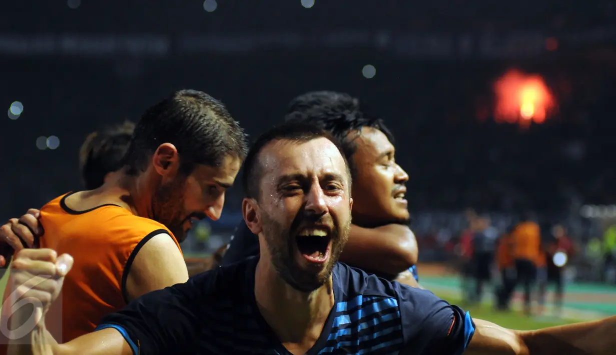 Penyerang Arema, Goran Ganchev meluapkan emosi saat merayakan kemenangan atas Persib di laga final Piala Bhayangkara di Stadion GBK Jakarta, Minggu (3/4/2016). Laga dimenangkan Arema Cronus dengan skor 2-0. (Liputan6.com/Helmi Fithriansyah)