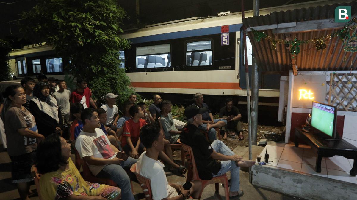 Foto: Antusiasme Warga Menteng Jaya Saat Nobar Timnas Indonesia Vs Bahrain, Tegang Hingga Bahagia Jadi Satu