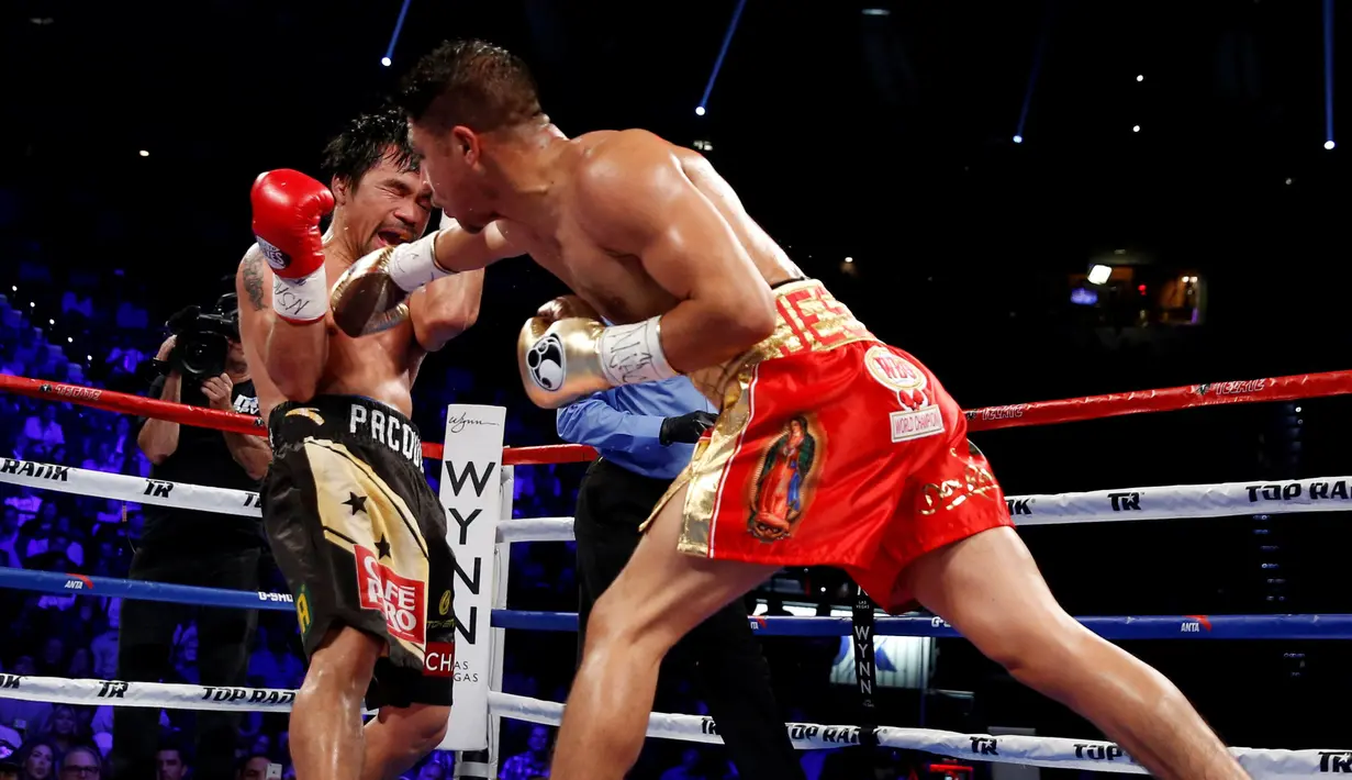 Pukulan Jessie Vargas yang mengenai Manny Pacquiao saat tanding dalam memperebutkan sabuk WBO kelas Welter di Thomas & Mack Arena, Las Vegas, AS (5/11). (Reuters/Steve Marcus)