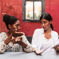 Ilustrasi perempuan berteman/copyrightshutterstock/garetsworkshop