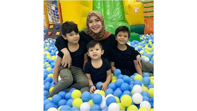Ratna Galih Mengurus Anak-Anaknya