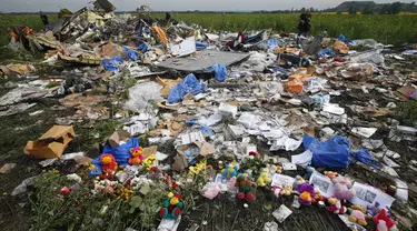 Untaian bunga diletakkan di dekat lokasi jatuhnya pesawat Malaysia Airlines MH-17 di Donetsk, Ukraina, (19/7/2014). (REUTERS/Maxim Zmeyev)