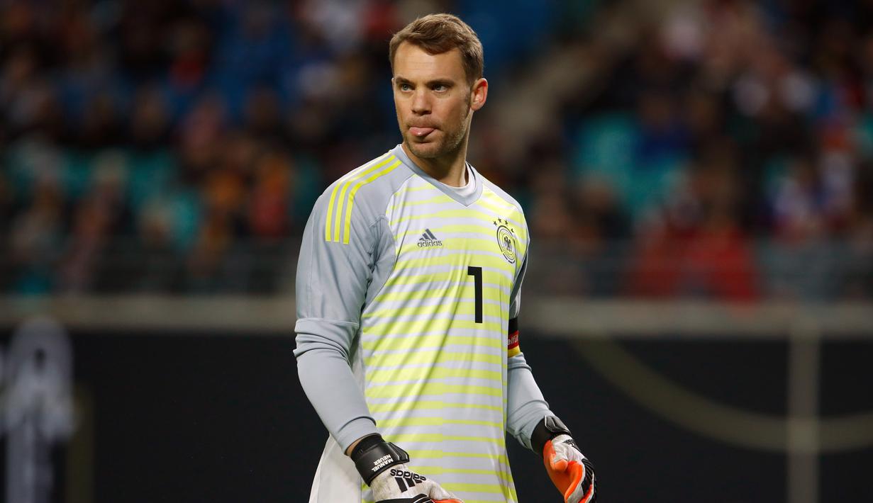 Penampilan apik kiper timnas Jerman Manuel Neuer di bawah mistar pada laga persahabatan kontra Rusia di Stadion Red Bull Arena, Leipzig. Timnas Jerman menang 3-0. (AFP/Odd Andersen)
