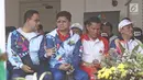 Gubernur DKI Jakarta Anies Baswedan (kiri) berbincang dengan Wakil Ketua KPK Laode Muhammad Syarif (kedua kiri) saat pawai obor Asian Para Games 2018 di Balai Kota DKI Jakarta, Minggu (30/9). (Liputan6.com/Herman Zakahria)