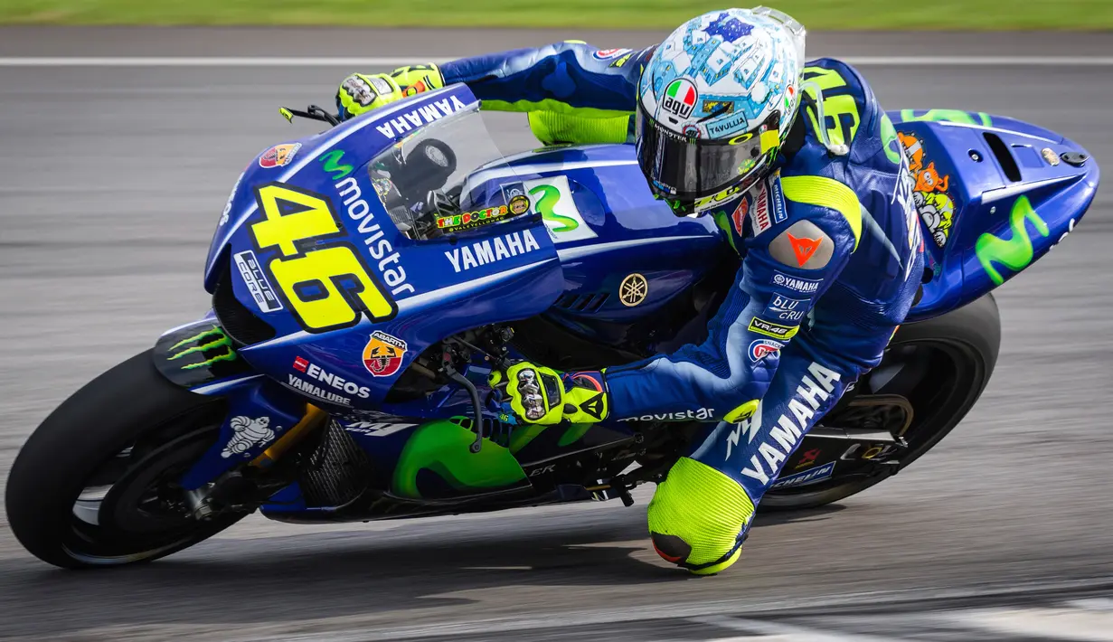 Valentino Rossi saat menggunakan motor YZR-M1 tanpa sayap di hari kedua tes pramusim di Sirkuit Sepang, Malaysia, Selasa (31/1). Dorna (penyelenggara MotoGP) melarangan penggunaan winglet pada MotoGP 2017. (AP PHOTO)