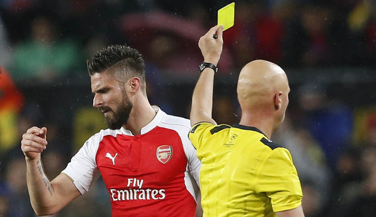Wasit Sergei Karasev memberikan kartu kuning kepada Olivier Giroud usai melanggar pemain Barcelona pada laga leg kedua babak 16 besar Liga Champions di Stadion Camp Nou, Kamis (16/3/2016) dini hari WIB. (Action Images via Reuters/Carl Recine)