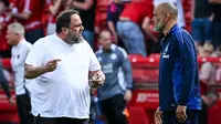 Manajer Nottingham Forest asal Portugal, Nuno Espirito Santo (kanan), berbicara dengan pemilik bersama Nottingham Forest asal Yunani, Evangelos Marinakis (kiri), di akhir pertandingan Liga Primer Inggris antara Nottingham Forest dan Leicester City di The City Ground di Nottingham, Inggris bagian tengah, pada 11 Mei 2025. Nottingham Forest dan Leicester City menyamakan kedudukan 2 - 2. (JUSTIN TALLIS/AFP)