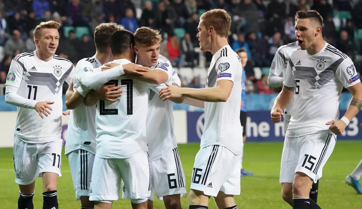 Para pemain Jerman merayakan gol yang dicetak Ilkay Gundogan ke gawang Estonia pada laga Kualifikasi Piala Eropa 2020 di Talinn, Minggu (13/10). Estonia kalah 0-3 dari Jerman. (AFP/Janek Skarzynski)