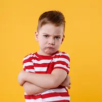 Ajari anak mengatur emosi dan mencari jalan keluar untuk emosi yang berlebihan. (foto: drobotdean/freepik)