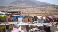 Tentara, yang dimobilisasi untuk membantu upaya penyelamatan, mendirikan kamp dengan tenda untuk para tunawisma. Karena sebagian besar toko rusak atau tutup, warga pun kesulitan mendapatkan makanan dan perbekalan. (AP Photo/Mosa'ab Elshamy)