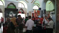 Suasana arus balik 2019 penumpang memadati boarding pass di Stasiun Kejaksan Cirebon. Foto (Liputan6.com / Panji Prayitno)