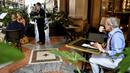 Warga sarapan di sebuah bar di pusat perbelanjaan Vittorio Emanuele II, Milan, Italia, Senin (18/5/2020). Italia secara perlahan melonggarkan kebijakan lockdown akibat pandemi virus corona COVID-19. (Claudio Furlan/LaPresse via AP)