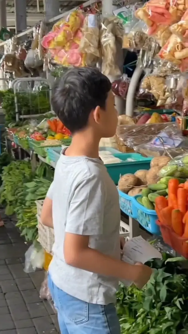 6 Potret Arumi Bachsin bergaya hidup sederhana meski jadi istri pejabat, berburu kerudung di pasar