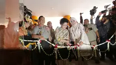 Kapolri Jenderal Tito Karnavian bersama Menteri Kesehatan RI, Nila Moeloek memotong pita saat peresmian gedung baru di Rumah Sakit Bhayangkara (RS Polri) Kramat Jati, Jakarta, Kamis (28/12). (Liputan6.com/Faizal Fanani)