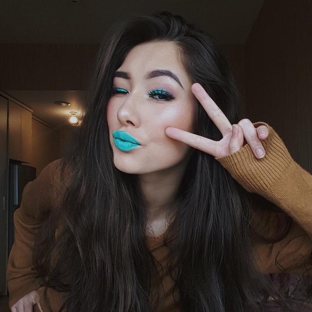 Potret Devina Aureel Dengan Makeup Tebal. (Sumber: Instagram/devinaureel)