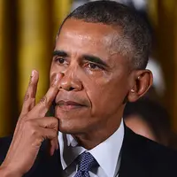 Ini bukan editan. Presiden AS Barack Obama memang tengah mampir ke sebuah warung mie ayam bersama chef terkenal Anthony Bourdain.