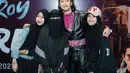 Sang ibu Umi Pipik yang tampil bercadar dan kedua saudara perempuanya kompak tampil serba hitam di gala premier tersebut.(@abidzar73)