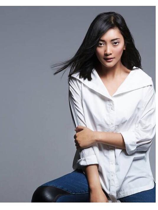 Kemeja berwarna putih memang tak ada matinya untuk dipadupadankan dengan celana jeans. Dalam pemotretan ini, ia juga memilih mengurai rambutnya serta menggunakan makeup sederhana. (Liputan6.com/IG/@dindacresheilla)