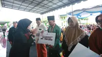 Bupati Banyuwangi Ipuk Fiestiandani secara simbolis menyerahkan insentif guru ngaji (Istimewa)