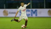 Pemain PSM Makassar, Sutanto Tan, saat mencetak gol penentu kemenangan dalam adu penalti melawan PSIS Semarang. (Foto: Bola.com/Arief Bagus)