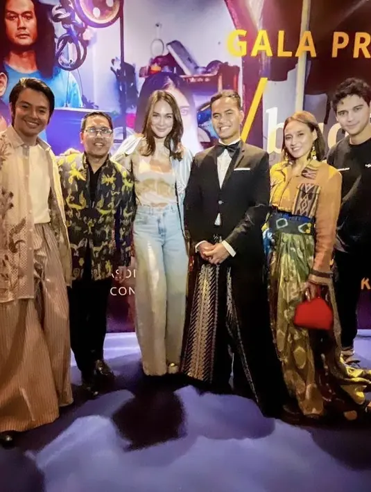 Luna Maya tampil kasual dengan denim on denim, dari blazer dan celananya dipadukan inner ketat bermotif coklat. Sementara itu, Maxime tampil serba hitam dengan outfitnya. [@lunamaya]