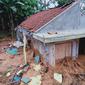 Salah satu rumah warga yang rusak akibat bencana banjir dan longsor yang melanda Kecamatan Sukajaya, Kabupaten Bogor, Jawa Barat pada 1 Januari 2020. (Liputan6.com/Achmad Sudarno)