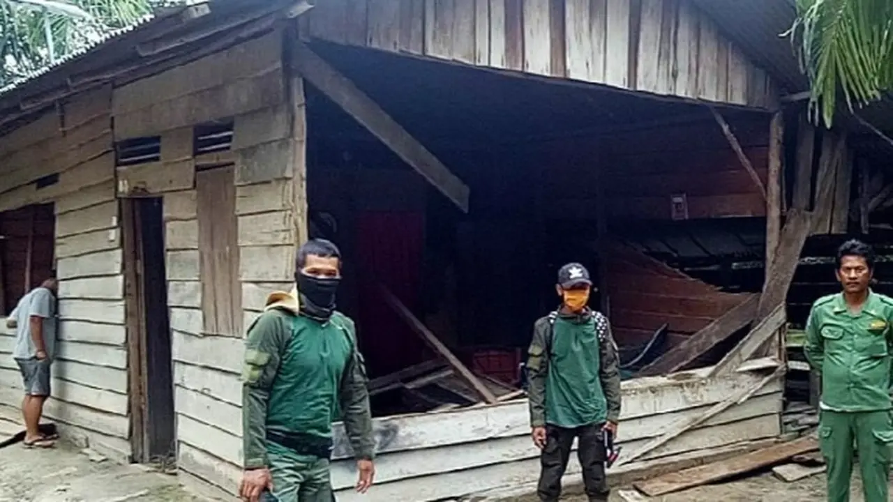 Dinding rumah warga dari papan yang rusak karena amukan kawanan gajah di Kabupaten Bengkalis.