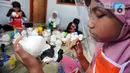 Anak-anak mewarnai boneka berkarakter kartun di Saung Art Gallery, Pondok Cabe, Tangerang Selatan, Banten, Kamis  (25/3/2021). Selain menjadi sarana edukasi, boneka berbahan gipsum yang dapat digunakan sebagai celengan ini dijual dengan harga Rp 20 ribu-Rp 40 ribu per buah. (merdeka.com/Arie Basuki)