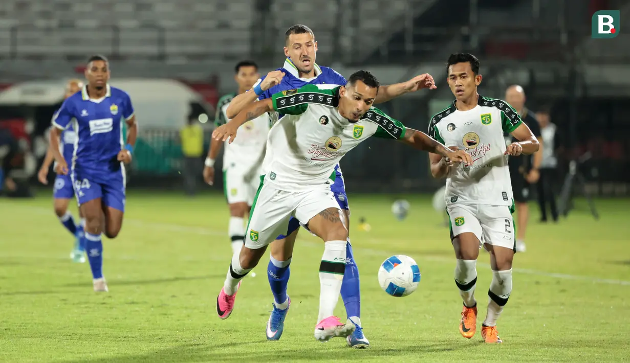 Pemain Persebaya Surabaya, Walber (depan), berduel dengan pemain Persib Bandung, Balsa Sekulic, pada laga final Piala Presiden 2026 di Stadion Kapten I Wayan Dipta, Gianyar, Bali, Kamis (6/8/2026). Pertandingan berlangsung ketat hingga babak tambahan waktu sebelum Persebaya memastikan gelar juara usai menang 6-5 lewat adu tendangan penalti. (KapanLagi.com/Budy Santoso)