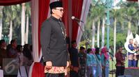 Gubernur DKI Basuki 'Ahok' Tjahaja Purnama memimpin upacara peringatan hari ulang tahun Jakarta ke-489 di Lapangan Monas, Rabu (22/6). Upacara diikuti oleh Pegawai Negeri Sipil pada Pemprov DKI Jakarta. (Liputan6.com/Gempur M Surya)