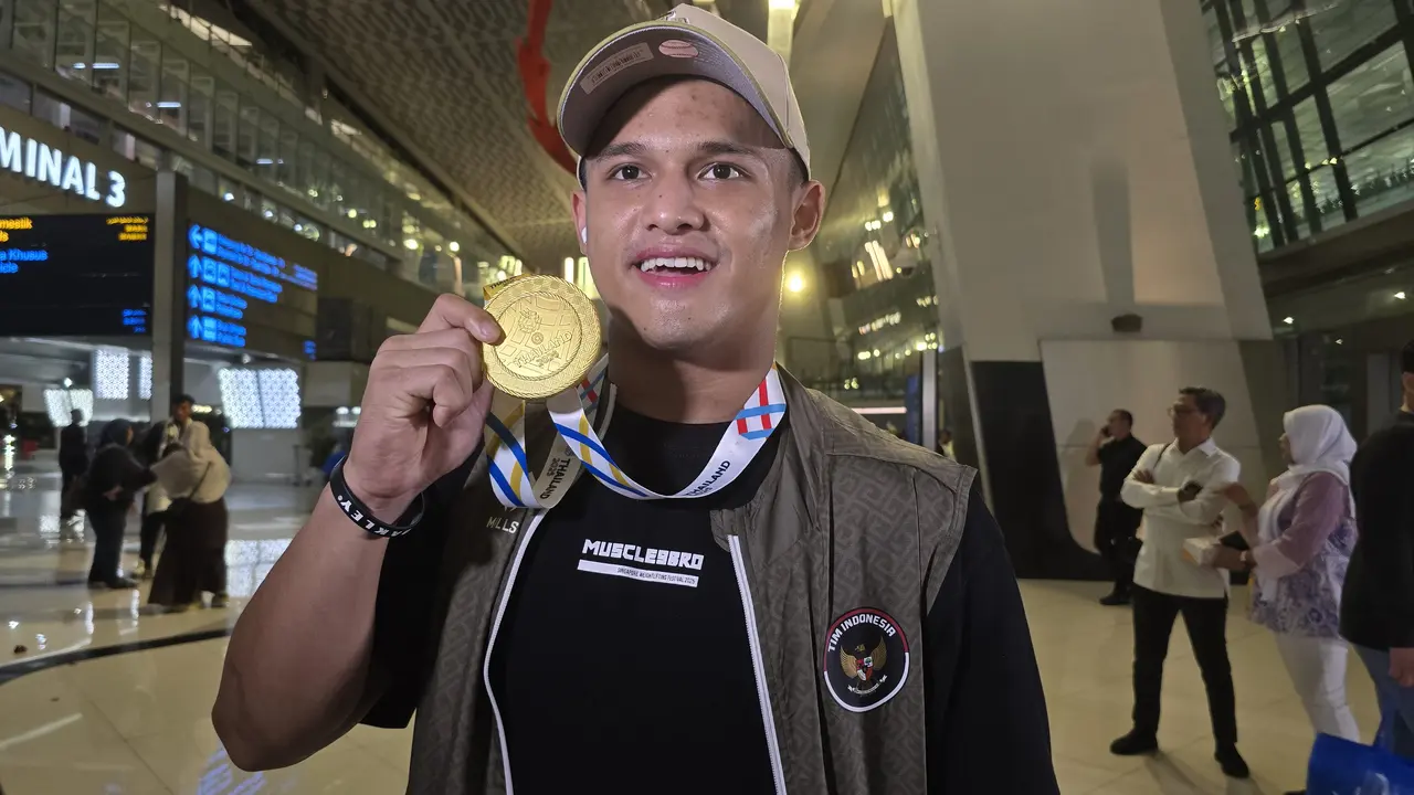Rizki Juniansyah memamerkan medali emas SEA Games 2025