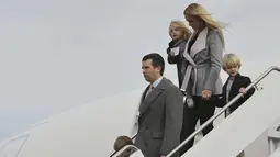 Foto pada tanggal 19 Januari 2017, Donald Trump Jr. beserta istrinya Vanessa Trump dan anak-anaknya turun dari pesawat di Maryland. Pasca gugatan cerai tersebut, masih belum diketahui soal nasib hak asuh kelima anak mereka. (AFP Photo/Mandel Ngan)