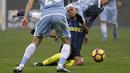 Pemain Inter Milan, Joao Mario terjatuh saat dihadang para pemain Lazio pada laga perempat final Coppa Italia di Giuseppe Meazza stadium, Milan, Selasa (31/1/2017). Inter Milan kalah 1-2. (AP/Luca Bruno)