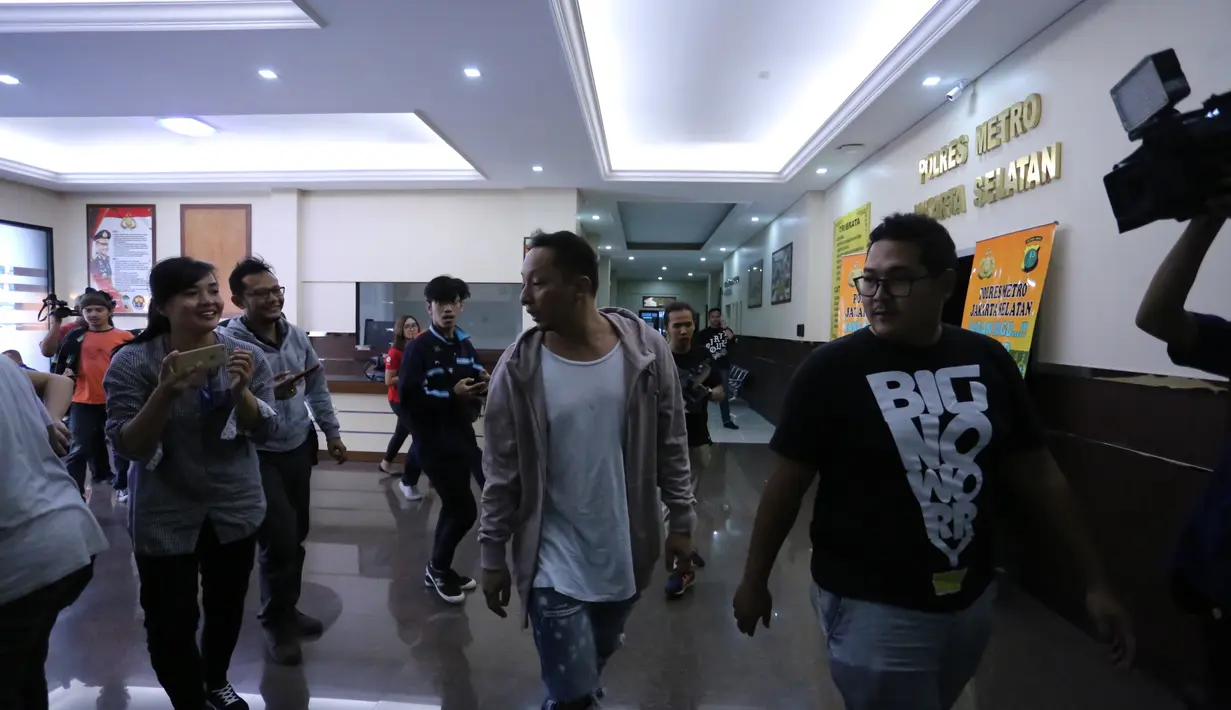 "Tadi sih gue udah ketemu dan baik baik aja. Pokoknya sehat-sehat saja. Tadi gue nanya kalau butuh makan apa segala macam, tapi ternyata yang bawain makanan sudah banyak," kata Ringgo di Polres, Jumat (4/8). (Adrian Putra/Bintang.com)