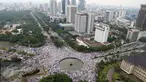 Tampak dari Gedung Indosat, ribuan ormas Islam memadati kawasan Bundaran Patung Kuda, Jakarta, Jumat (4/11). Massa berkumpul untuk melakukan aksi di depan Istana Negara menuntut penegakan hukum kasus dugaan penistaan agama. (Liputan6.com/Fery Pradolo)