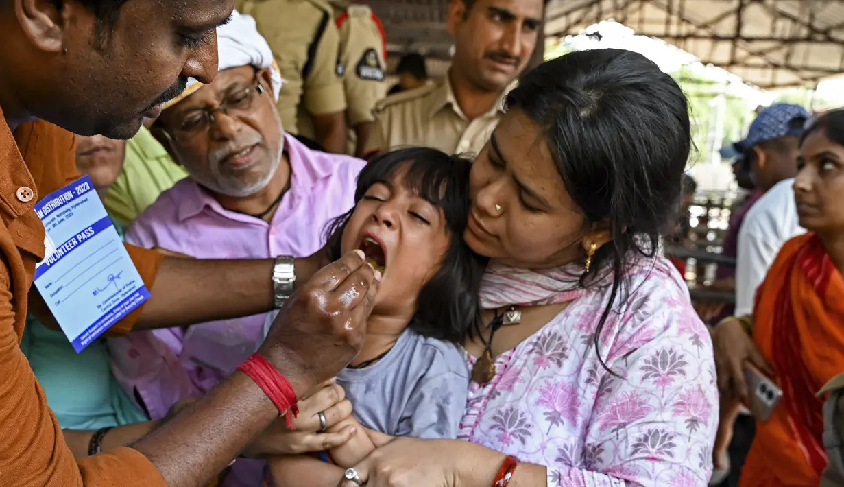 Sementara anak-anak yang lebih tabah hanya mencubit hidung mereka, menengadahkan kepala dan memejamkan mata. (Photo by Noah SEELAM / AFP)