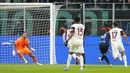 Pemain Inter Milan Lautaro Martinez (kanan) mencetak gol ke gawang Salernitana pada pertandingan Liga Italia di Stadion San Siro, Milan, Italia, 4 Maret 2022. Inter Milan menang 5-0. (AP Photo/Antonio Calanni)