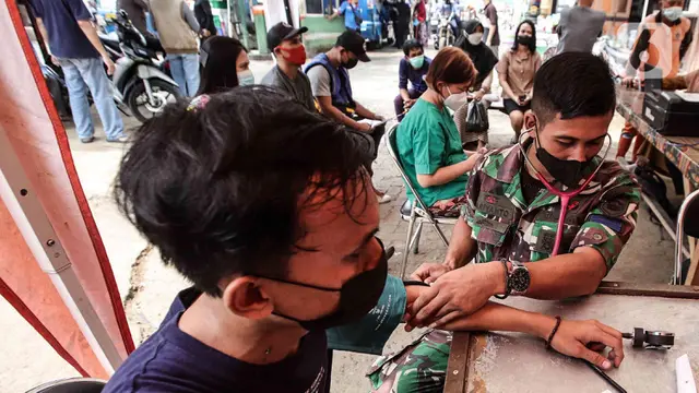 Vaksinasi Booster COVID-19 di Pasar Palmerah