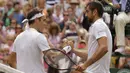 Petenis Swiss, Roger Federer, berjabat tangan dengan petenis Kroasia, Marin Cilic usai laga final Wimbledon 2017 di London, Minggu (16/7/2017). Federer menang 6-3, 6-1, 6-4 atas Cilic. (AP/Alastair Grant)