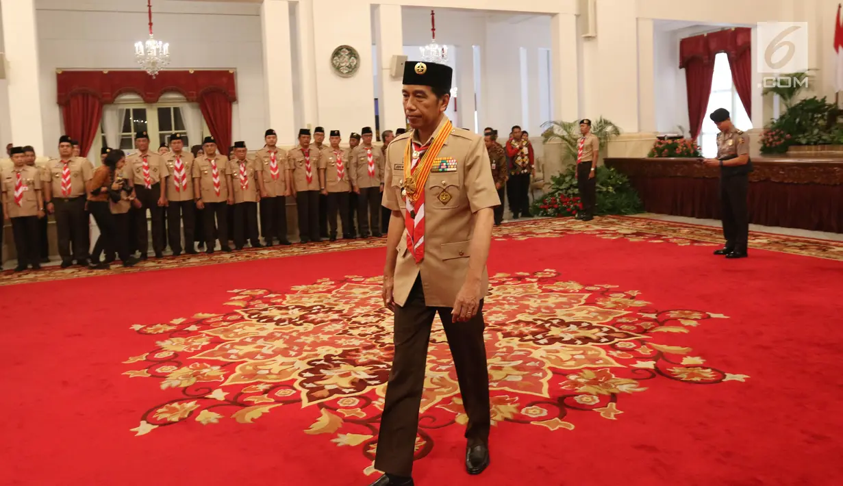 Presiden Joko Widodo saat upacara pelepasan Kontingen Gerakan Pramuka Indonesia di Istana Negara, Jakarta, Jumat (19/7/2019). Kontingen Gerakan Pramuka Indonesia mengirimkan 67 peserta untuk menghadiri Jambore Pramuka Dunia XXIV. (Liputan6.com/Angga Yuniar)
