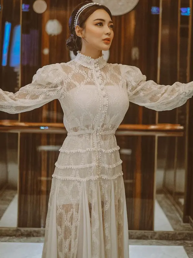 Wika Salim Pakai Gaun Serba Putih