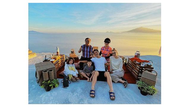 7 Potret Daniel Mananta dan Keluarga Lakukan Road Trip, Seru Banget