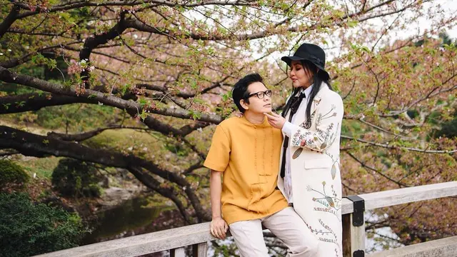 [Bintang] 5 Potret Rumah Tangga Vokalis Band yang Harmonis