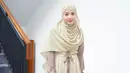 Padu padan chic dari Natasha Rizky. Ia mengenakan gamis cokelat, ditumpuk dengan vest manis yang senada dengan hijab yang dikenakannya. [Foto: Instagram/natasharizkynew]