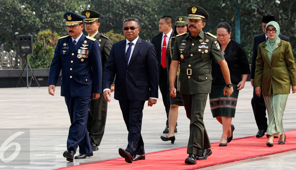 PM Timor Leste Rui Araujo (tengah) saat mengunjungi Taman Makam Pahlawan Kalibata, Jakarta, Rabu (26/8/2015). Ini merupakan kunjungan pertama Araoujo ke Indonesia sejak dilantik pada 16 Februari 2015 lalu. (Liputan6.com/Yoppy Renato)