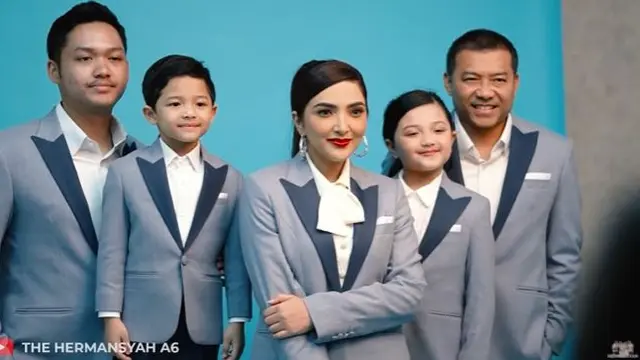 6 Pemotretan Keluarga The Hermansyah, Gaya Rambut Ashanty Curi Perhatian